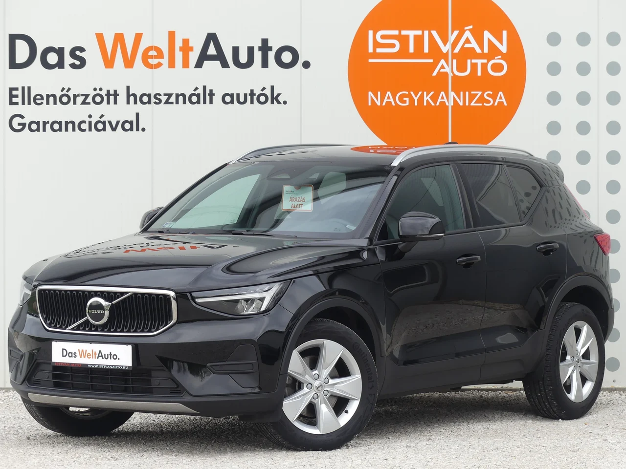 Volvo XC40 2,0 145 kW MHEV DCT Baujahr 2023, fekete, 57.419 km, Ungarn — Foto 1