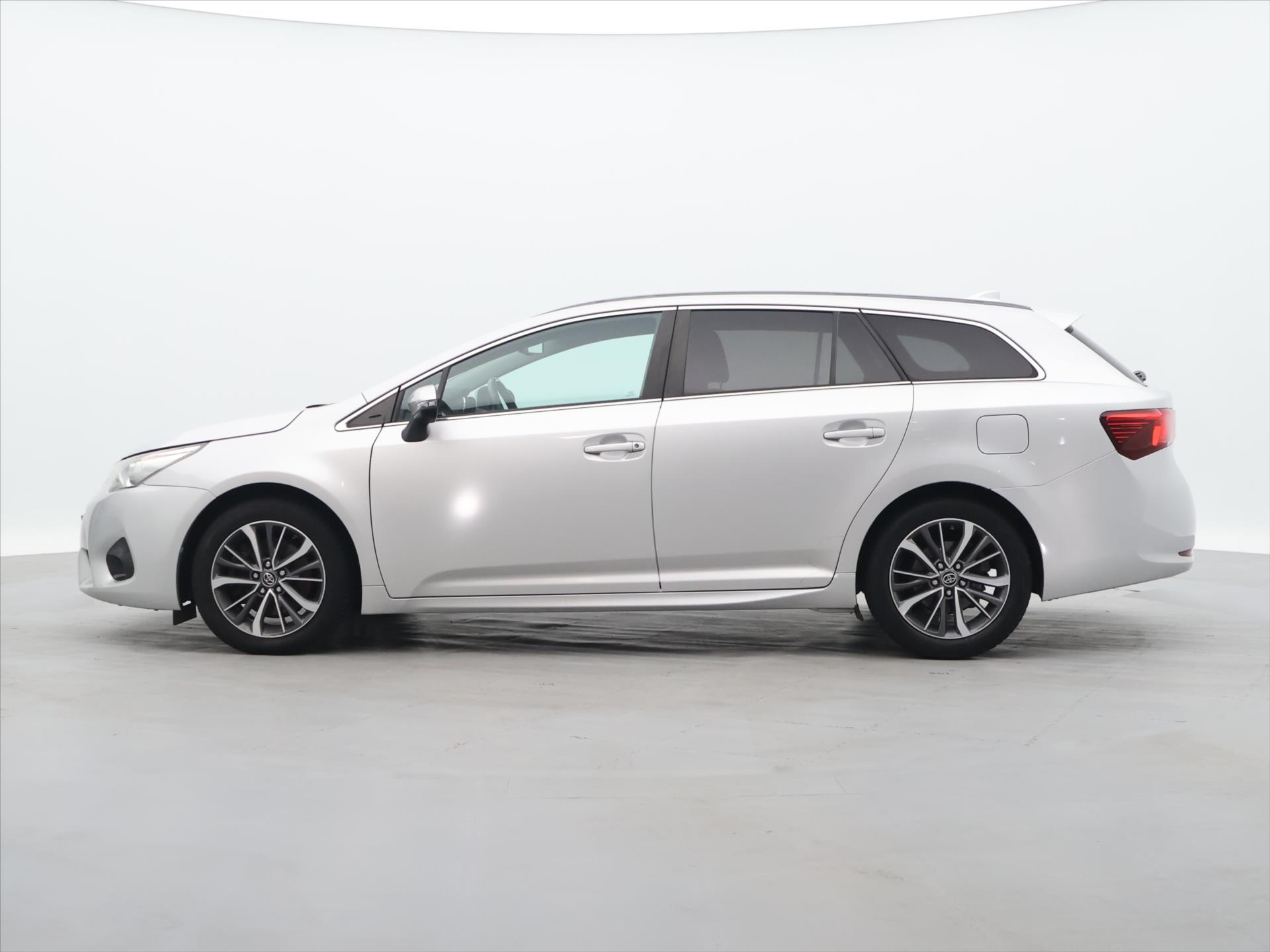 Toyota Avensis D-4D 105 kW 2,0 D 105kW Baujahr 2017, 164.135 km, Tschechien — Foto 4 von 44