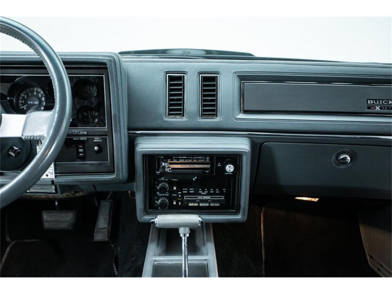 Buick Gnx 3,8 224 kW Automatik Baujahr 1987, 69.115 km, Polen — Foto 14 von 28