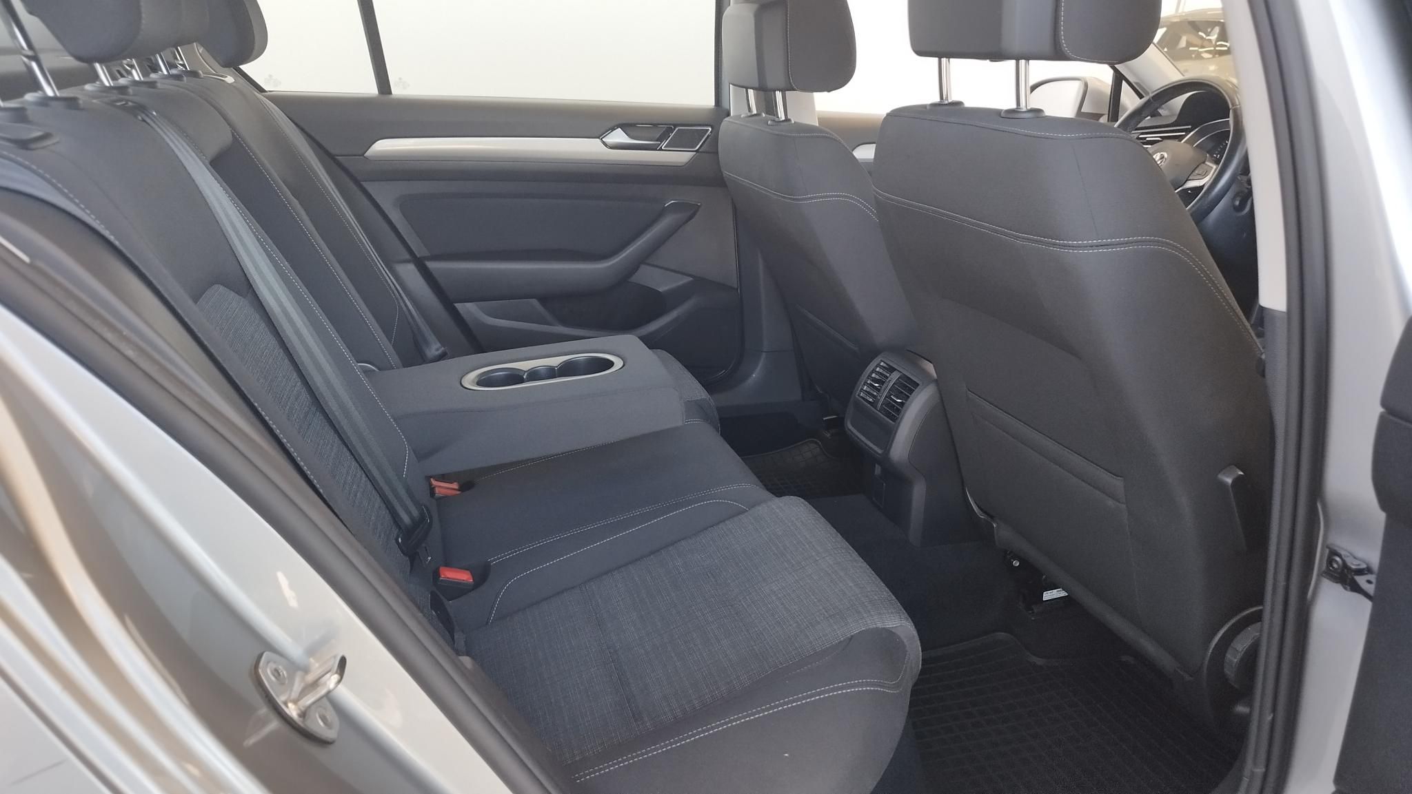 Volkswagen Passat 2,0 TDI 110 kW DSG Baujahr 2020, 144.073 km, Ungarn — Foto 8 von 12