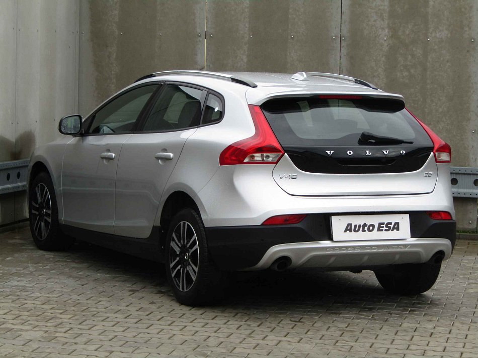 Volvo v40 110 kW 2.0 D Automatik Baujahr 2017, 151.080 km, Tschechien — Foto 6 von 19