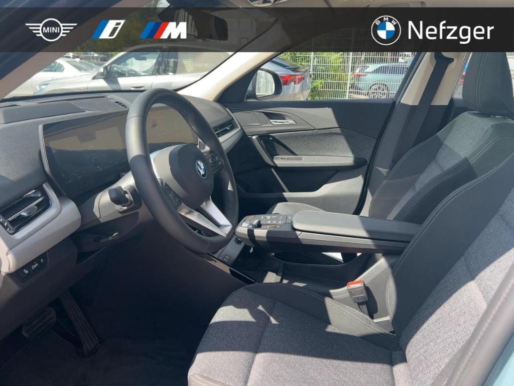 BMW iX2 Automatik Baujahr 2025, 1.500 km, Deutschland — Foto 10 von 29
