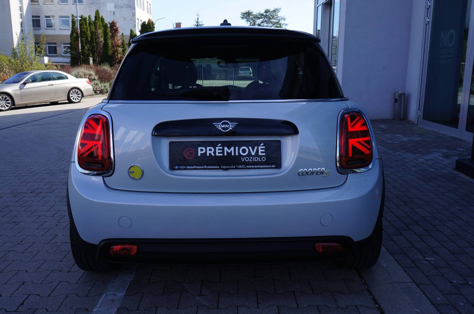 MINI Cooper E 135 kW Automatik Baujahr 2021, weiß, 44.400 km, Slowakei — Foto 5 von 40