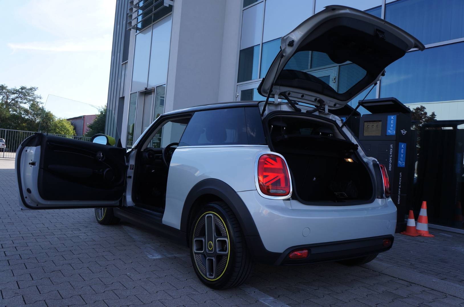 MINI Cooper E 135 kW Automatik Baujahr 2021, weiß, 44.400 km, Slowakei — Foto 9 von 40