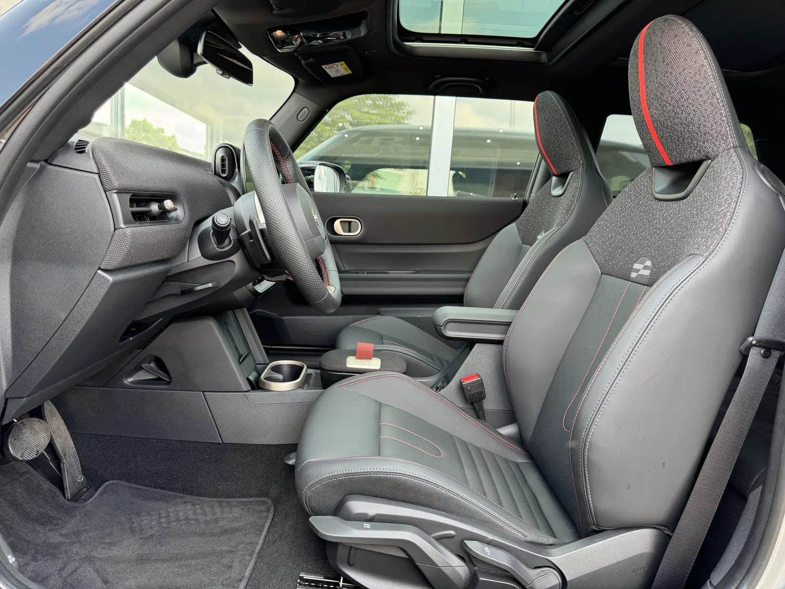 MINI Cooper S 2,0 150 kW Automatik Baujahr 2026, silber, 8.507 km, Deutschland — Foto 9 von 19