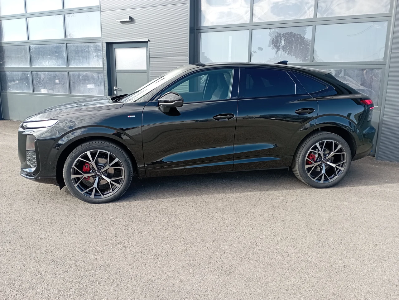 Audi Q3 1,5 110 kW TFSI Automatik Baujahr 2026, Mythosschwarz Metallic, 3.000 km, Österreich — Foto 3 von 33