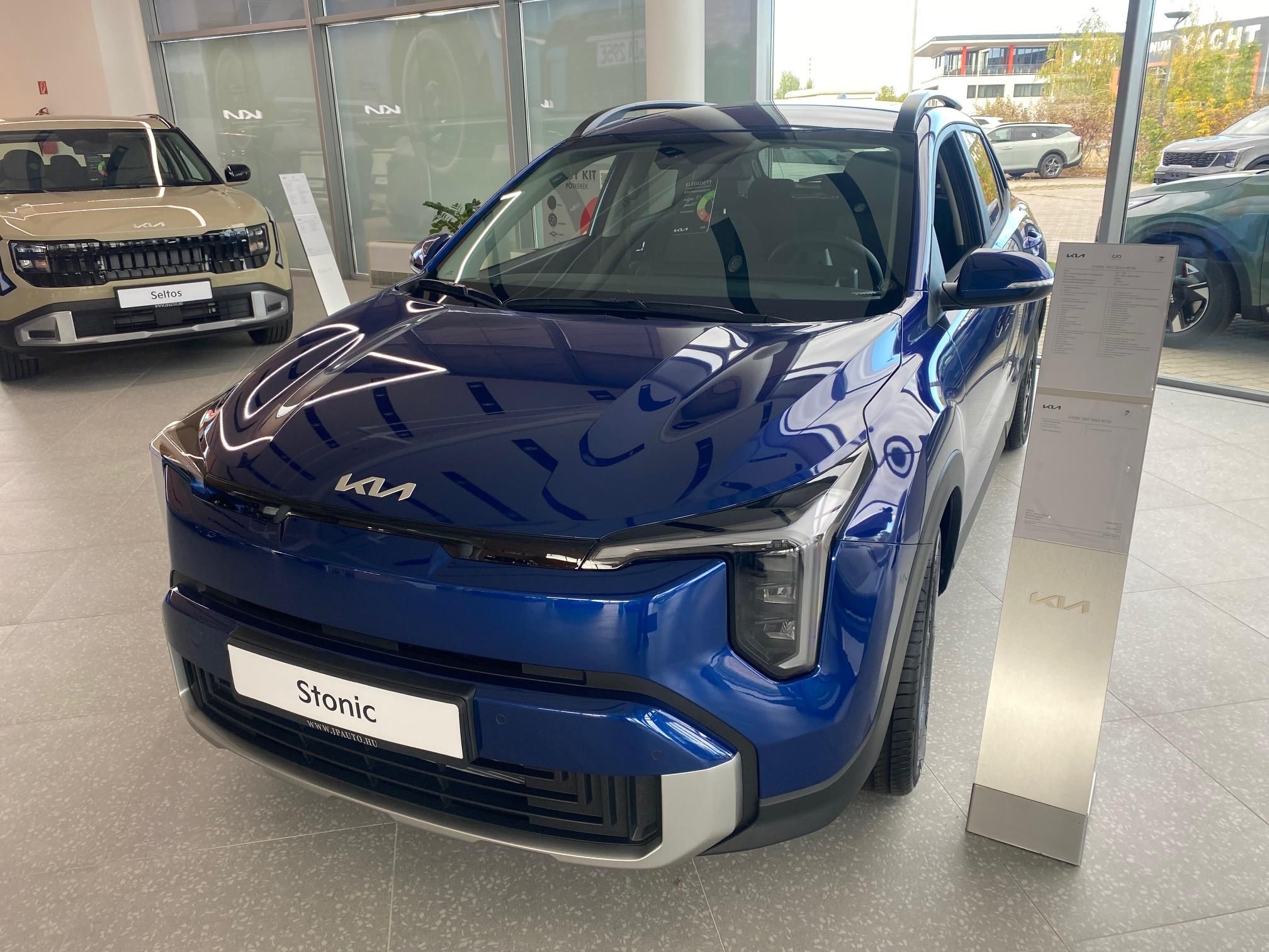 Kia Stonic T- Gold 1,0 GDI 1.0 T-GDI 74 kW Schaltgetriebe Baujahr 2026, gold, Ungarn — Foto 1