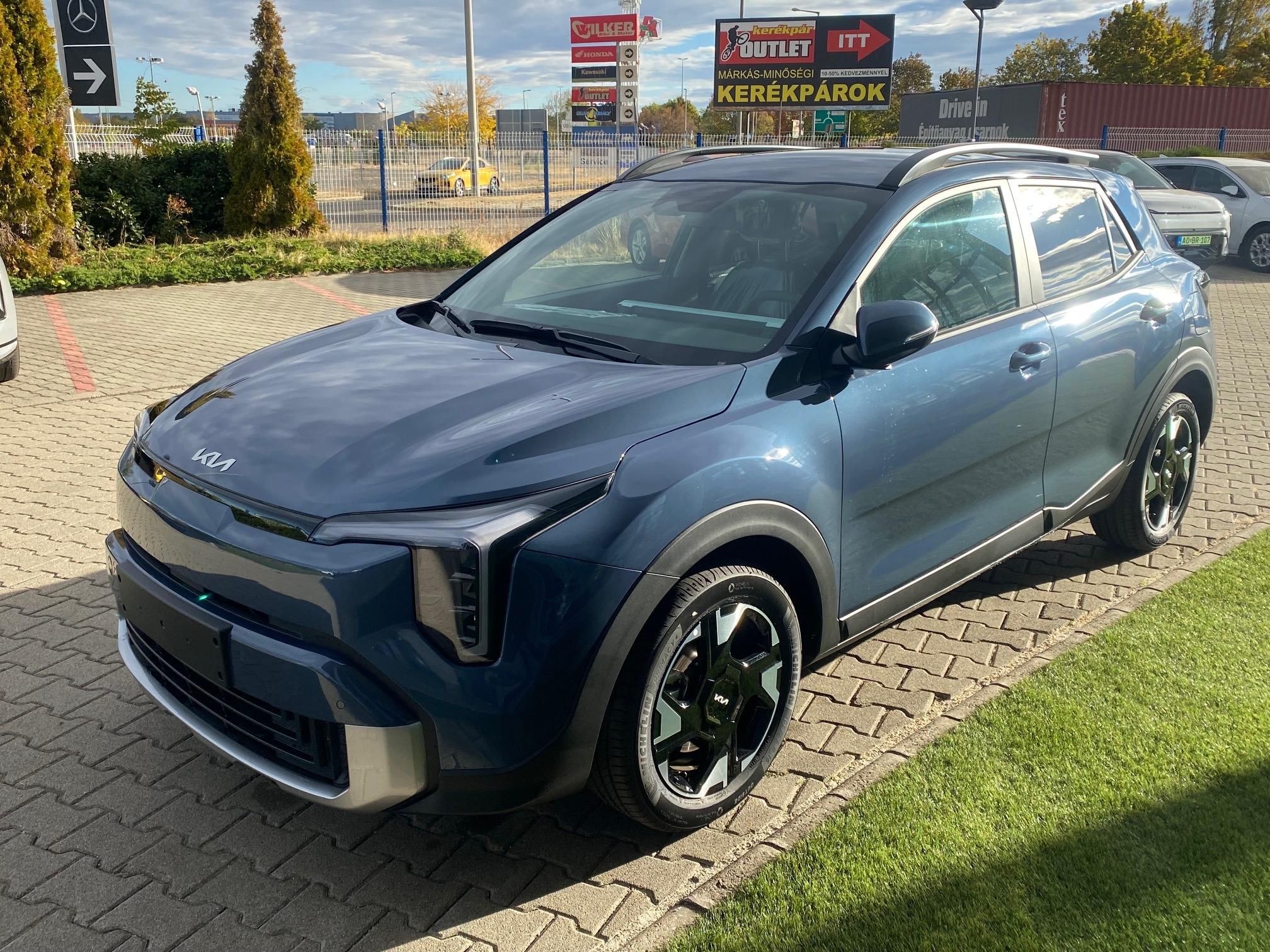 Kia Stonic T- Gold 1,0 GDI 1.0 T-GDI 74 kW Schaltgetriebe Baujahr 2026, gold, Ungarn — Foto 1