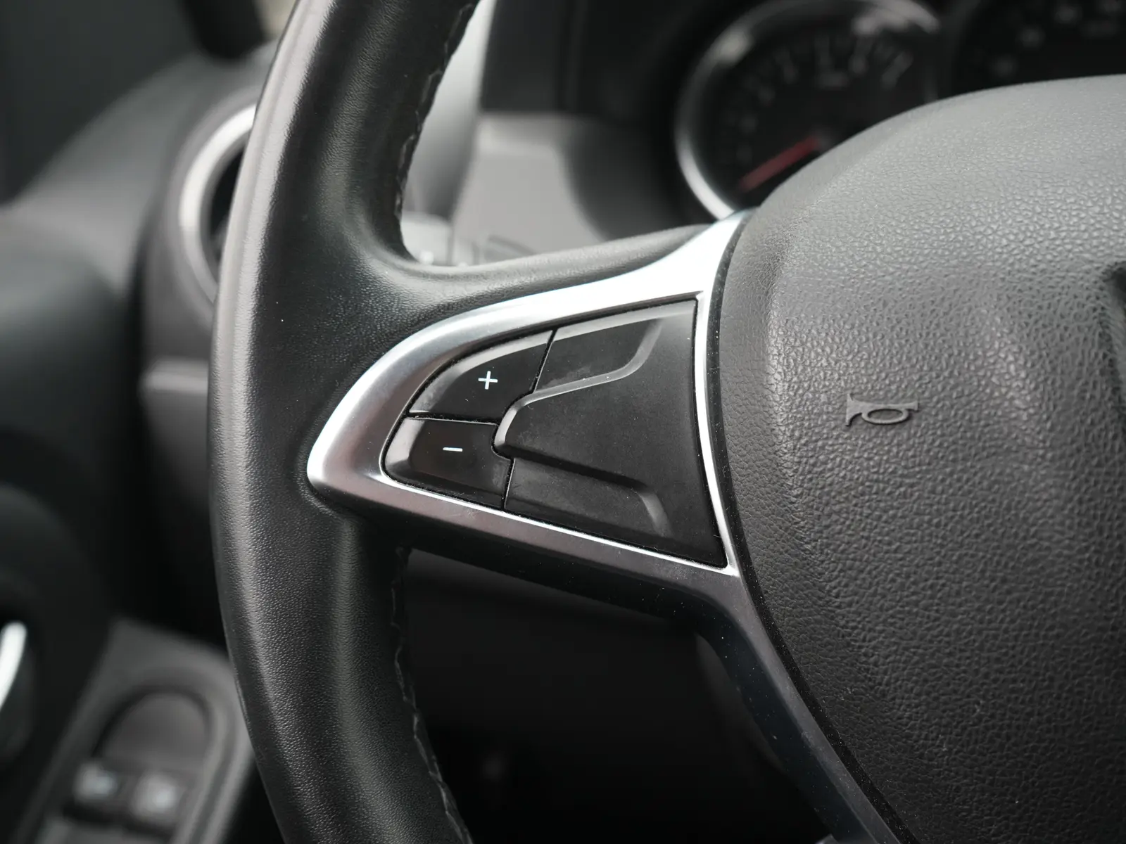 Dacia Duster 1,2 92 kW Schaltgetriebe Baujahr 2017, grau, 184.018 km, Deutschland — Foto 11 von 40