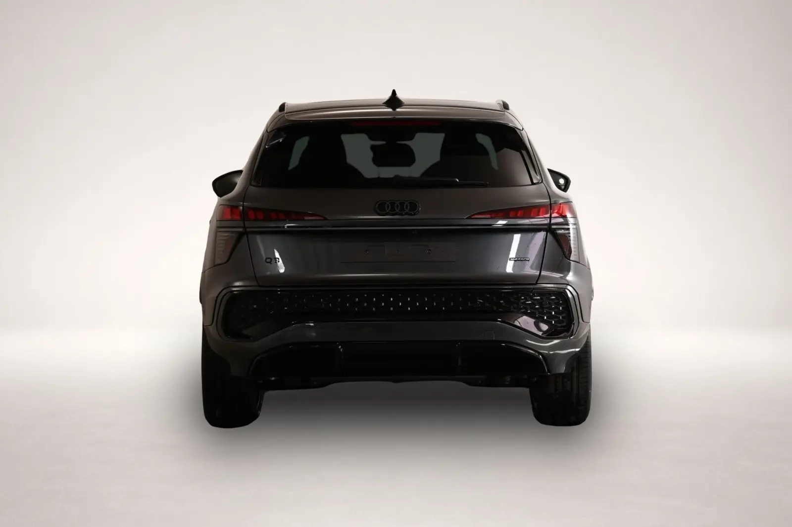 Audi Q3 4x4 195 kW TFSI Automatik, grau, 50 km, Deutschland — Foto 4 von 5