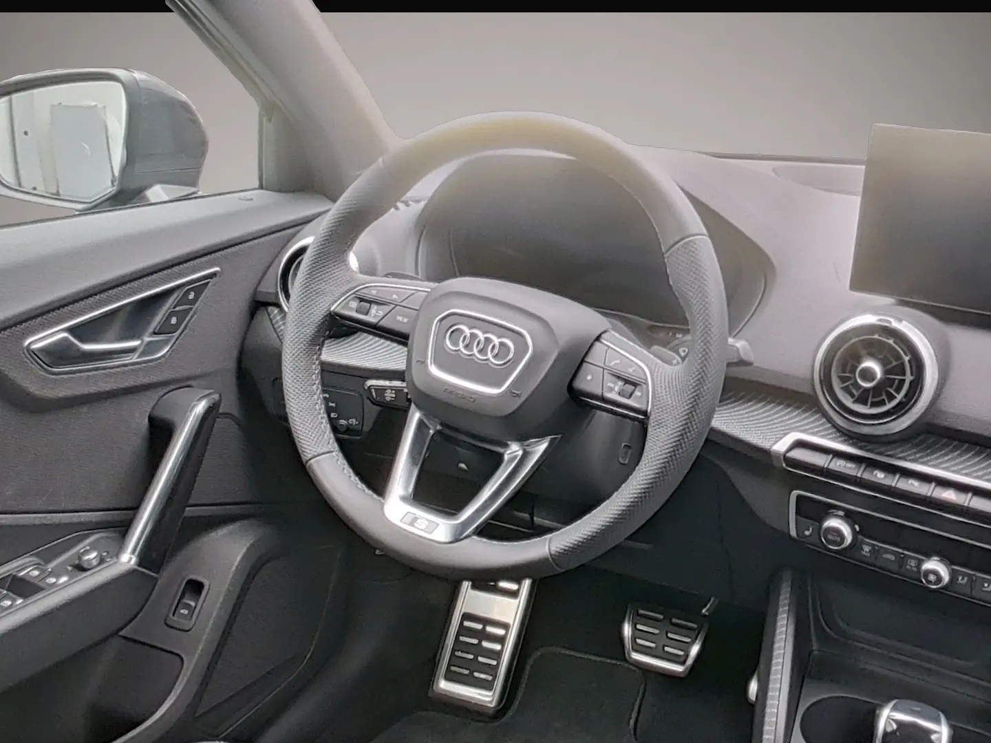 Audi Q2 1,5 110 kW TFSI Automatik Baujahr 2025, grau, 4.800 km, Deutschland — Foto 4 von 6
