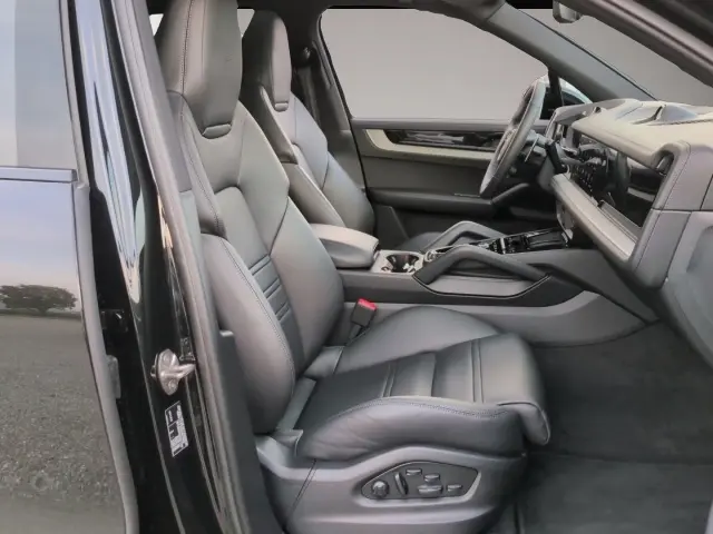 Porsche Cayenne 4x4 3,0 382 kW Automatik Baujahr 2025, schwarz, 11.640 km, Deutschland — Foto 6 von 7