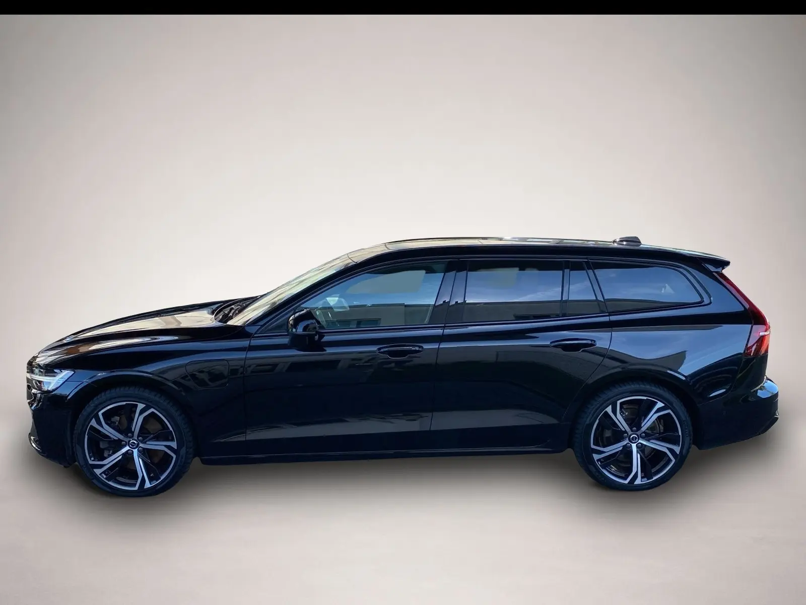 Volvo V60 4x4 2,0 335 kW Automatik Baujahr 2024, schwarz, 12.400 km, Deutschland — Foto 2 von 8