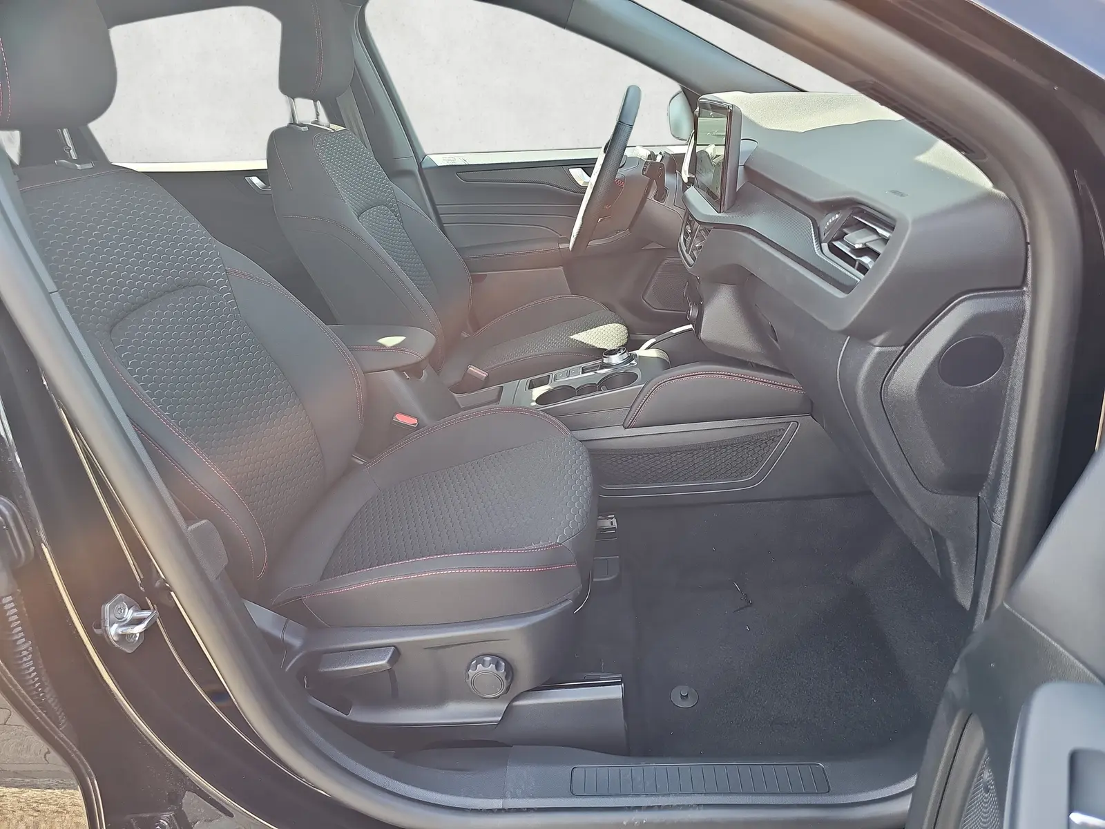 Ford Kuga 1,5 137 kW Automatik Baujahr 2026, schwarz, 10 km, Deutschland — Foto 11 von 24