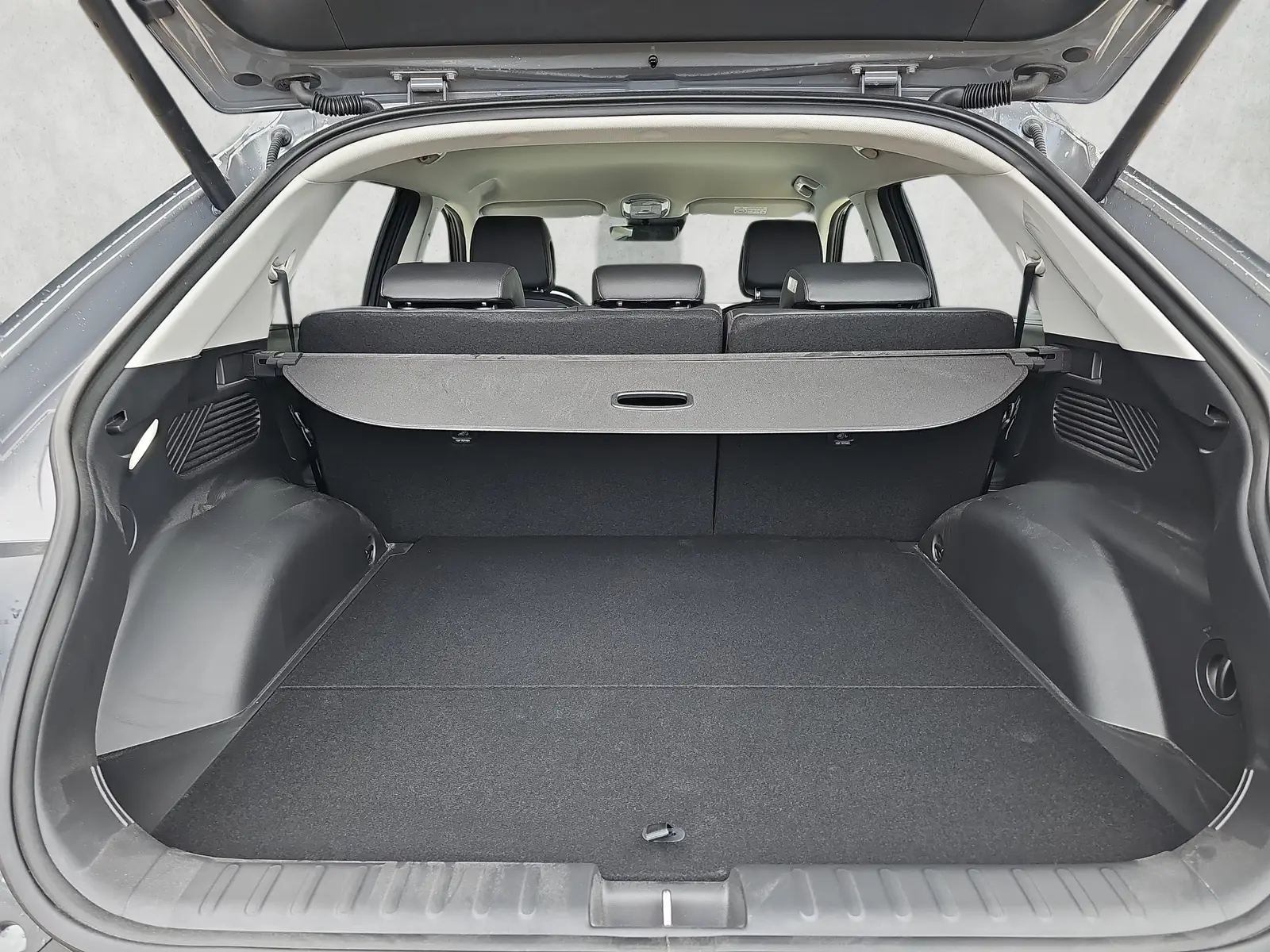 Hyundai Ioniq 168 kW 84kWh Automatik Baujahr 2026, grau, 9 km, Deutschland — Foto 15 von 24