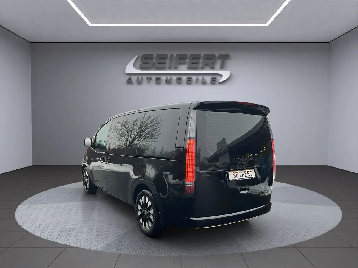 Hyundai Staria 1,6 165 kW Automatik Baujahr 2026, schwarz, 20 km, Deutschland — Foto 3 von 36