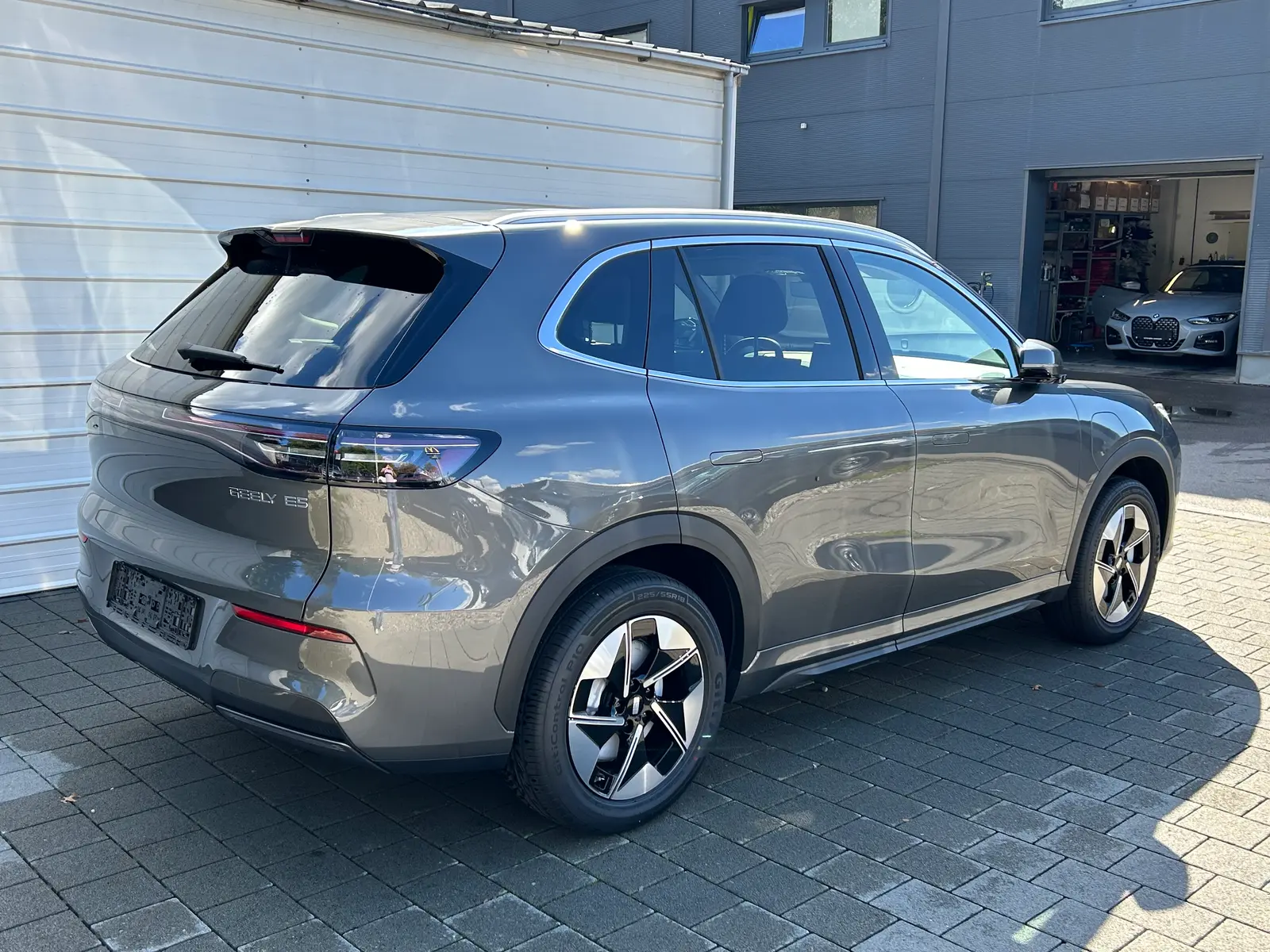Geely E5 160 kW 68,4 Automatik Baujahr 2026, grau, 25 km, Deutschland — Foto 4 von 16