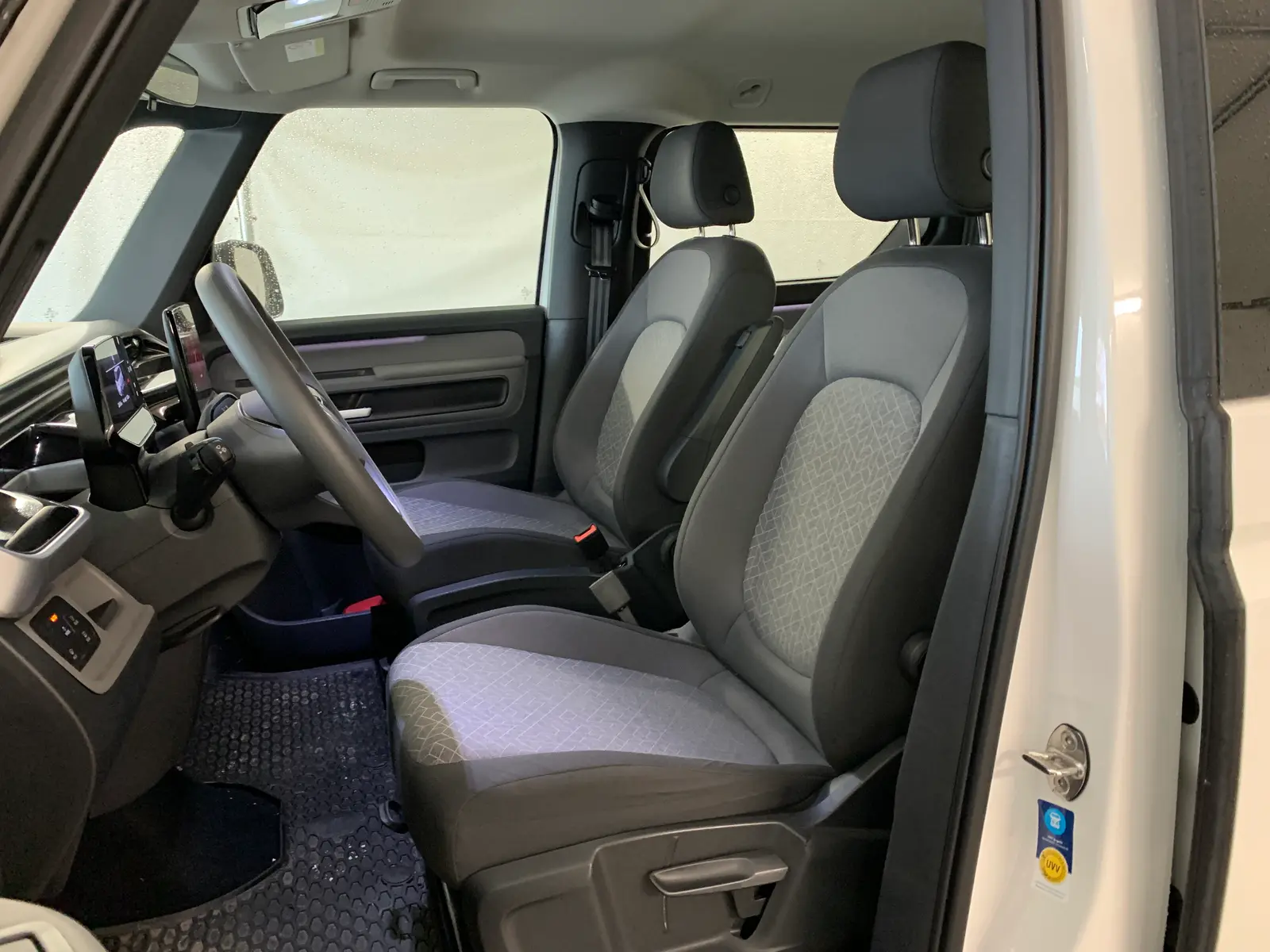 Volkswagen ID. Buzz 1,0 150 kW 150kW 82kWh Automatik Baujahr 2023, weiß, 22.500 km, Deutschland — Foto 6 von 22
